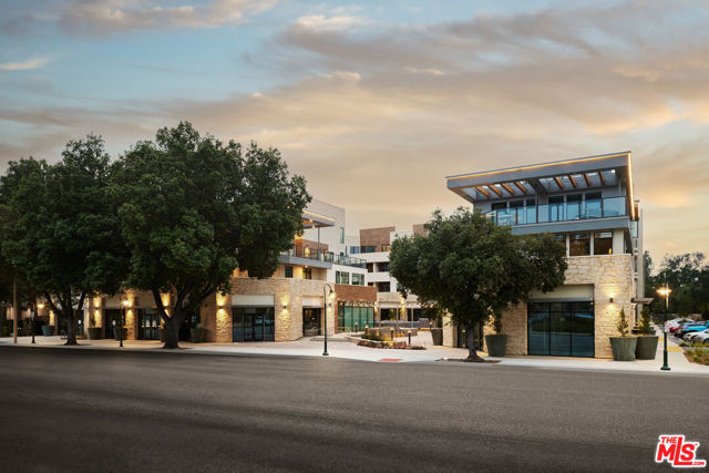 299 E Thousand Oaks Boulevard, Thousand Oaks CA: https://media.crmls.org/mediaz/e41e165e-51bf-4fe1-9178-ce0303562611.jpg
