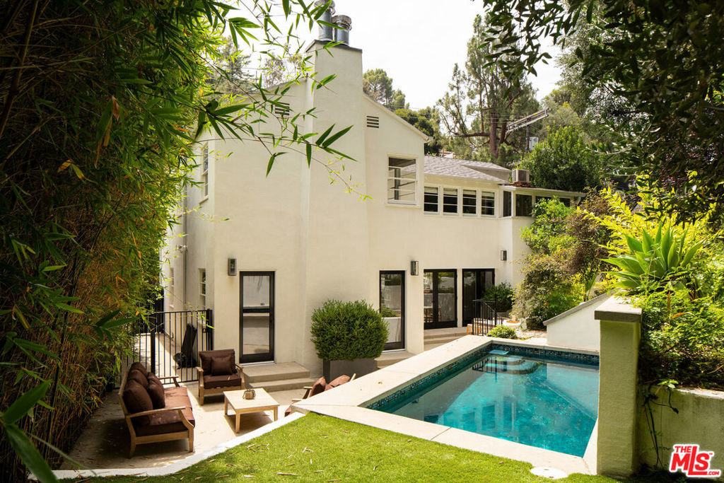 2845 N Beachwood Drive — Traditional