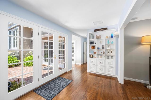 3733 La Cresta Dr, San Diego CA: https://media.crmls.org/mediaz/e41f2b3c-da58-467e-913c-30018b070c67.jpg