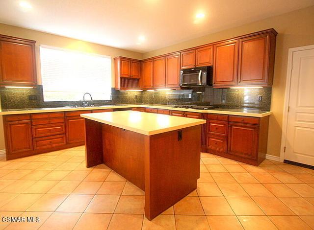 276 Chantilly Circle, Simi Valley CA: https://media.crmls.org/mediaz/e41f87b4-3283-45af-bccd-1e3a3e9eb326.jpg