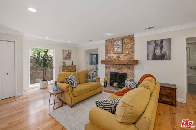 521 S Parish Place, Burbank CA: https://media.crmls.org/mediaz/e420e0aa-8877-41b9-a43f-9c1069bc4bb8.jpg