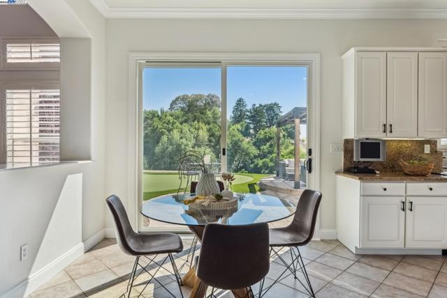 3879 Blackstone Ct, Castro Valley CA: https://media.crmls.org/mediaz/e4214fec-1ab4-4626-8edf-a251820cca54.jpg