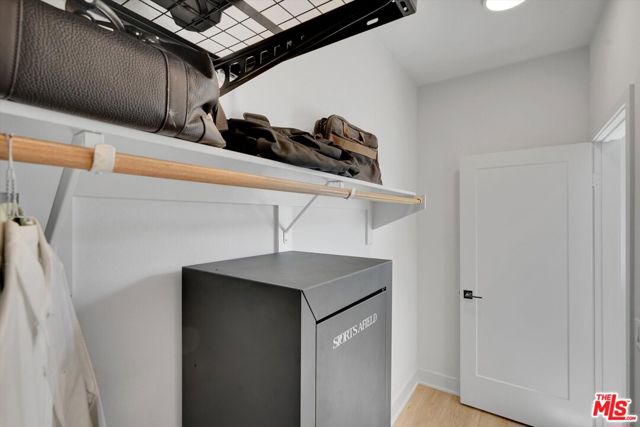 2927 Exposition Place, Los Angeles CA: https://media.crmls.org/mediaz/e422c57c-afd2-42dc-bd02-d50f278bf412.jpg