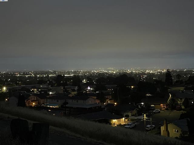 19975 JOHN DR, Castro Valley CA: https://media.crmls.org/mediaz/e4234692-9388-4ebd-8c5f-87a4113626a8.jpg