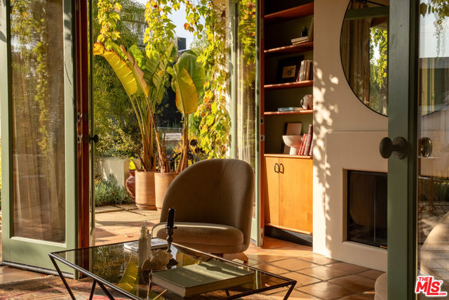 416 Carroll Canal, Venice CA: https://media.crmls.org/mediaz/e423a9fa-c2ee-46ea-99f3-5dd60b56dd7f.jpg