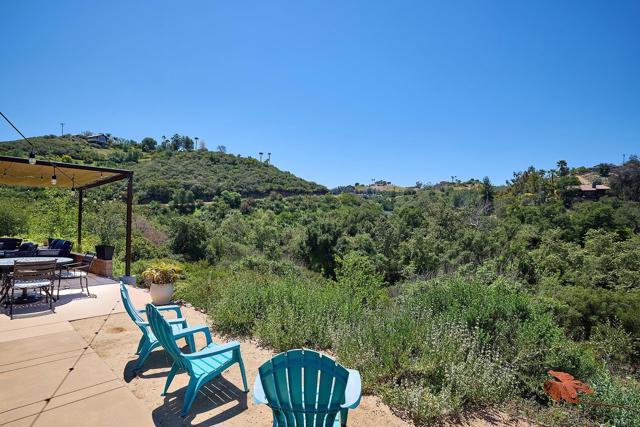 2021 Willow Glen Road, Fallbrook CA: https://media.crmls.org/mediaz/e423f8f1-4b30-407c-9b1f-7ca8987c3ebc.jpg