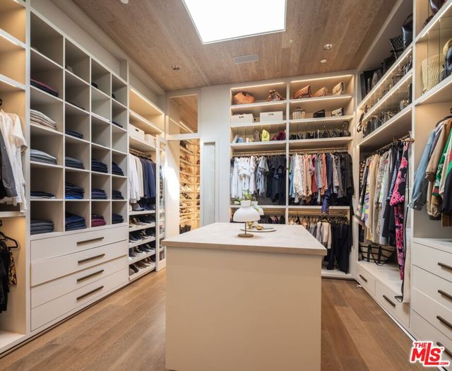 1335 Carla Lane, Beverly Hills CA: https://media.crmls.org/mediaz/e4246456-63ef-40cb-9470-789390e3a49e.jpg