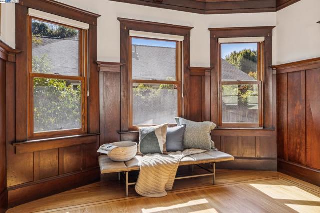 1335 Grove St, Alameda CA: https://media.crmls.org/mediaz/e424cdb6-a5f9-4502-80ac-bf7826a70738.jpg