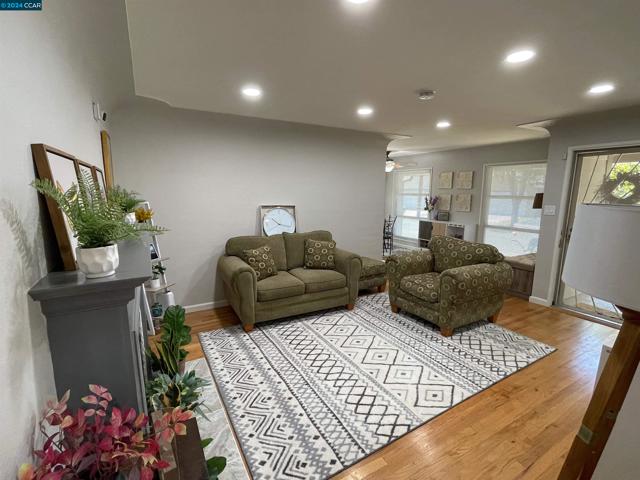 Image 4 of 42 For 2424 Center St