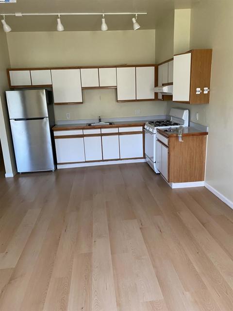 876 Valencia, San Francisco CA: https://media.crmls.org/mediaz/e4250c1c-aad9-4464-9038-b2769850f570.jpg