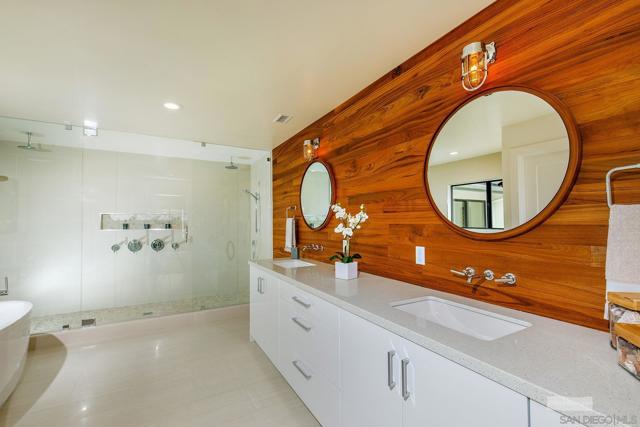 2641 Costebelle Dr, La Jolla CA: https://media.crmls.org/mediaz/e42514b5-0746-4146-b65e-3b30c5dc9368.jpg