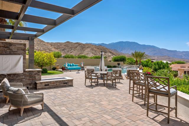 15 Buena Vista Court, Rancho Mirage CA: https://media.crmls.org/mediaz/e425c6fe-64e6-4e56-99fc-fda94ddb3a37.jpg