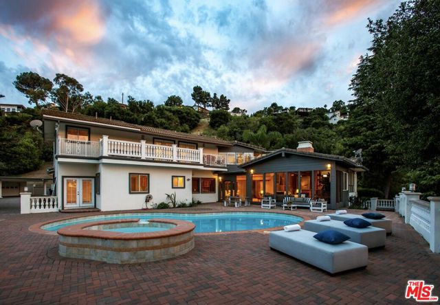3200 Oakley Drive, Los Angeles CA: https://media.crmls.org/mediaz/e425efe7-ef55-4428-a453-c29941b21f49.jpg