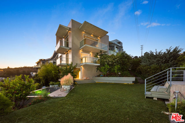 1600 Viewmont Drive, Los Angeles CA: https://media.crmls.org/mediaz/e4265e2b-492b-4144-831d-197b10067509.jpg