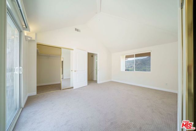 2716 Honolulu Avenue, Montrose CA: https://media.crmls.org/mediaz/e427379d-2500-41e8-90a3-c2fbee6ac105.jpg