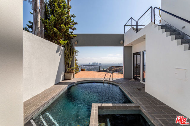 8424 Grand View Drive, Los Angeles CA: https://media.crmls.org/mediaz/e4279805-c47a-4293-97e1-41e990550716.jpg
