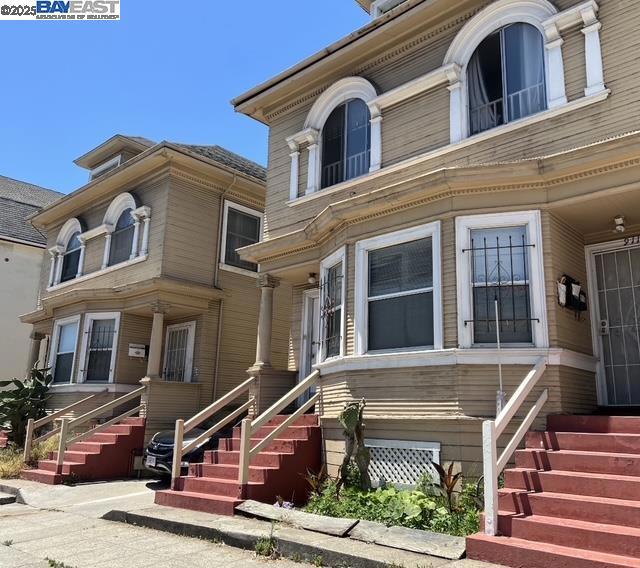 905 Alice St, Oakland CA: https://media.crmls.org/mediaz/e427a718-61a3-425f-8654-f71900d0a619.jpg
