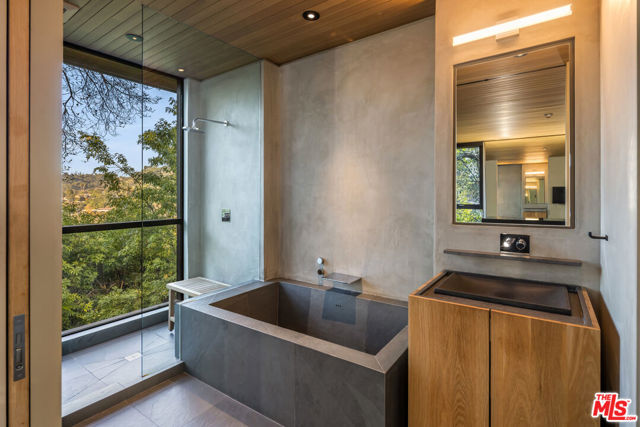 9551 Oak Pass Road, Beverly Hills CA: https://media.crmls.org/mediaz/e4281b28-ee08-429c-8faa-b61c690e5586.jpg