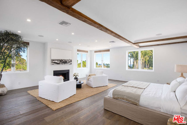 27405 Pacific Coast Highway, Malibu CA: https://media.crmls.org/mediaz/e429152a-5b90-400e-a721-27cb470df0b7.jpg