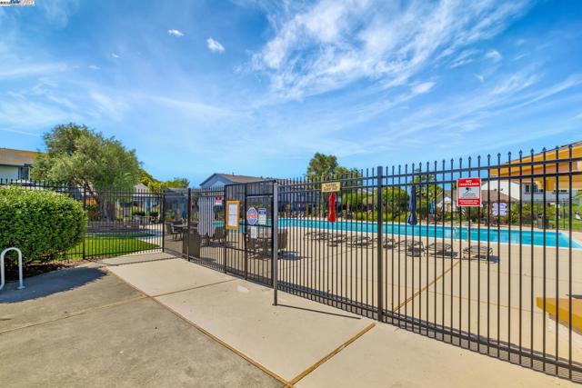4312 Solano Way, Union City CA: https://media.crmls.org/mediaz/e4293cdb-20f5-4b5b-ad93-8d4cde393763.jpg
