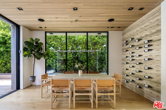 952 N Laurel Avenue, Los Angeles CA: https://media.crmls.org/mediaz/e4296306-ec51-4e3d-bf1e-afd6121fb2e2.jpg