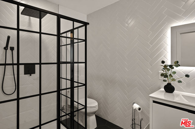 2603 Crestmoore Place, Los Angeles CA: https://media.crmls.org/mediaz/e42a6b28-c64a-479a-8d39-966750904d3f.jpg