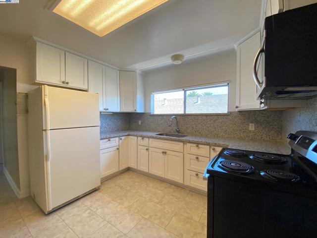 712 S 2Nd St, San Jose CA: https://media.crmls.org/mediaz/e42affc7-2eab-4bd9-ac5c-5d8ac21c7489.jpg