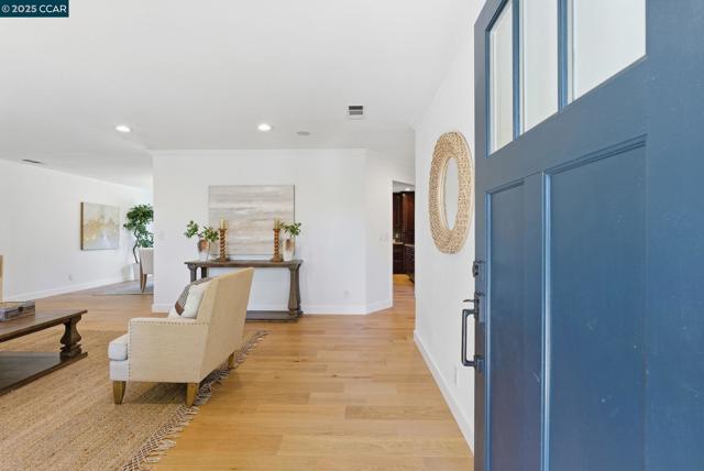 198 Pulido Rd, Danville CA: https://media.crmls.org/mediaz/e42b6280-7921-4dcb-9416-49015da7ecc0.jpg