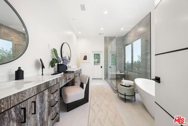 4637 Dunas Lane, Tarzana CA: https://media.crmls.org/mediaz/e42c75fc-f1fe-441d-ac45-156cca881e29.jpg