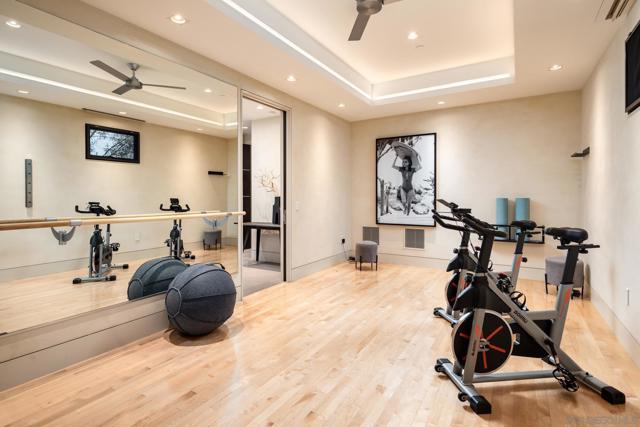 6005 La Jolla Scenic Dr S, La Jolla CA: https://media.crmls.org/mediaz/e42c76e8-dc95-495f-9543-429dda8c9917.jpg