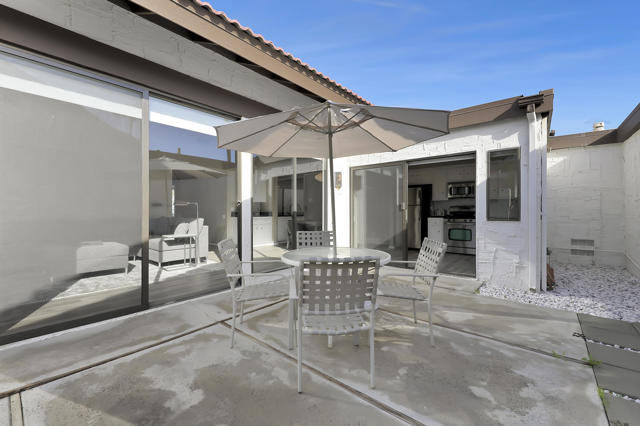 2545 Miramonte W Circle, Palm Springs CA: https://media.crmls.org/mediaz/e42c9e02-091d-47cb-9186-2cba25ad13ca.jpg