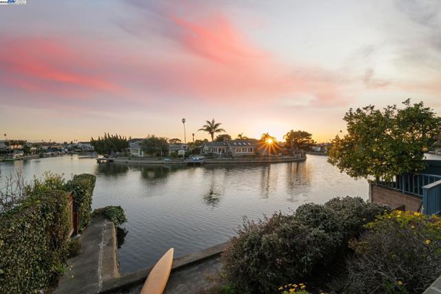 2000 CLINTON AVENUE, Alameda CA: https://media.crmls.org/mediaz/e42cbe87-ba60-4e3b-a4e4-10c75f30b67d.jpg