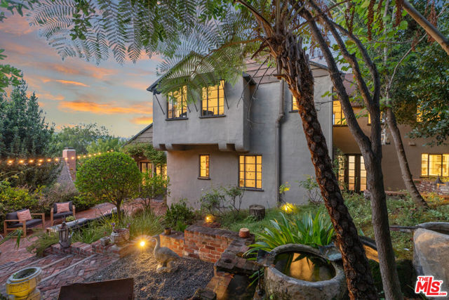 3827 Carnavon Way, Los Angeles CA: https://media.crmls.org/mediaz/e42cd5e0-95ec-47ee-80d6-81f836d58fce.jpg