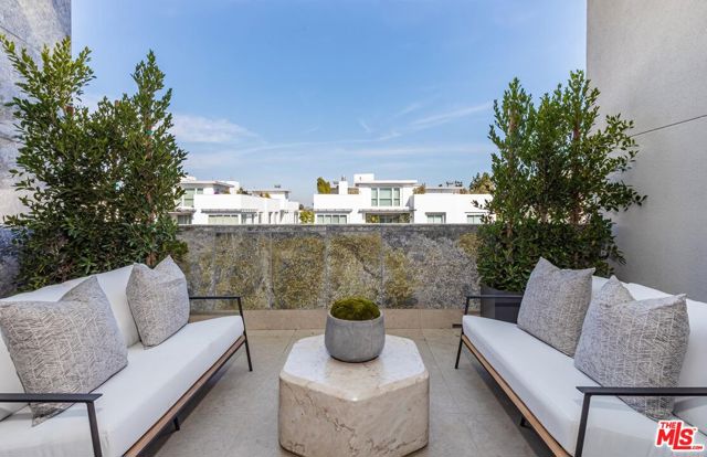 455 N Palm Drive, Beverly Hills CA: https://media.crmls.org/mediaz/e42db579-c253-4a96-bdfb-aab47424760b.jpg