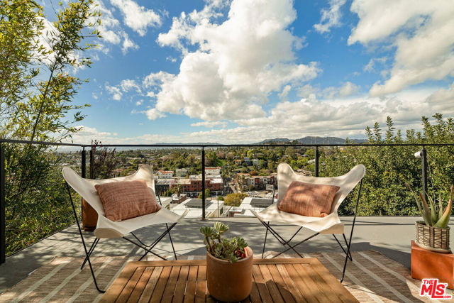1615 Sargent Place, Los Angeles CA: https://media.crmls.org/mediaz/e42dea56-944e-46a4-a79e-db54940e7b72.jpg