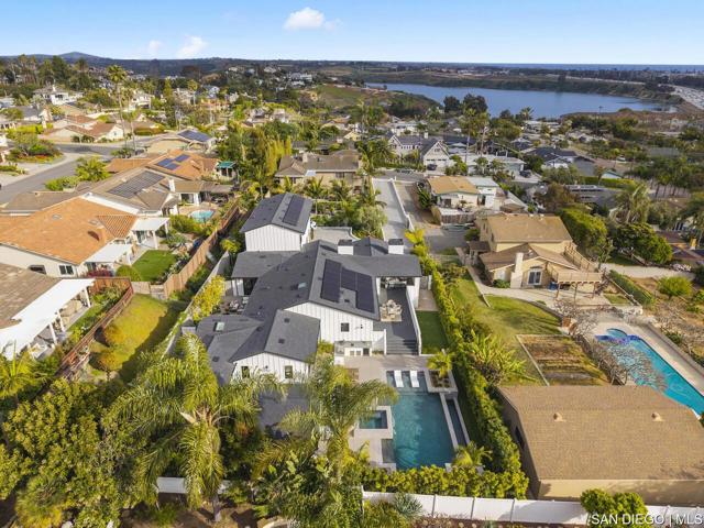 1170 Chinquapin AVE, Carlsbad CA: https://media.crmls.org/mediaz/e42f1956-cb78-40c1-b2d2-b51bcd65e4f6.jpg