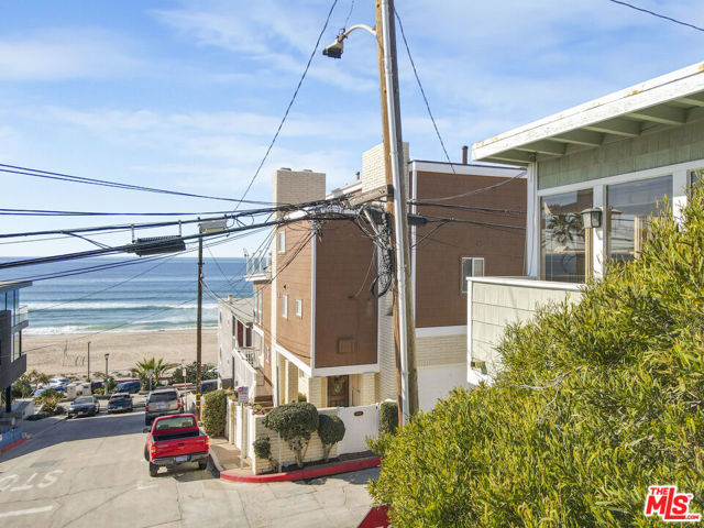 4400 Ocean Drive, Manhattan Beach CA: https://media.crmls.org/mediaz/e42f4e08-f6c8-4709-b9b3-63bccacbf524.jpg