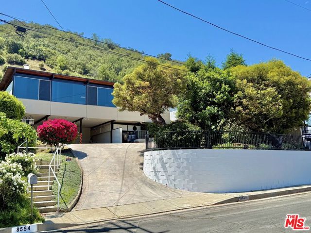 8554 Day Street, Sunland CA: https://media.crmls.org/mediaz/e430dc33-3502-4b5b-a0a2-27f3cff1ec3e.jpg