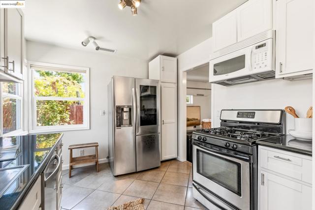 820 Amador St, Richmond CA: https://media.crmls.org/mediaz/e43111c2-e6b1-4ddf-a632-8bba0d453ce7.jpg