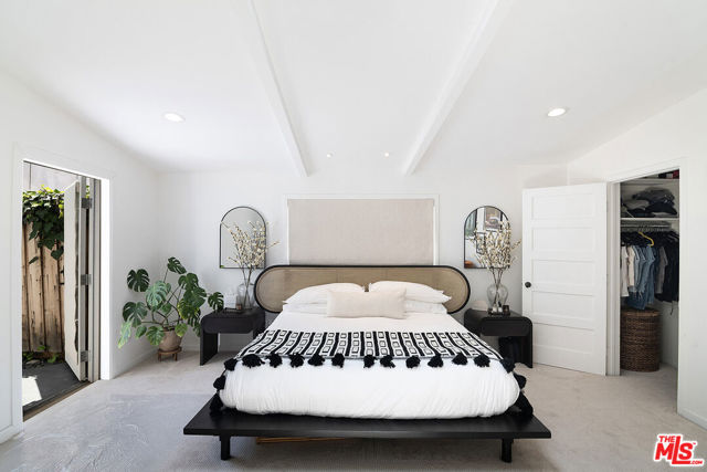 8260 Oakwood Avenue, Los Angeles CA: https://media.crmls.org/mediaz/e43144dc-5e6b-46a6-9eef-7885b7220db6.jpg