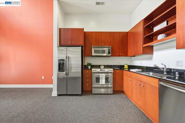 809 Clay St, Oakland CA: https://media.crmls.org/mediaz/e43162e4-2802-456c-94e9-b0b49c4a6f8b.jpg