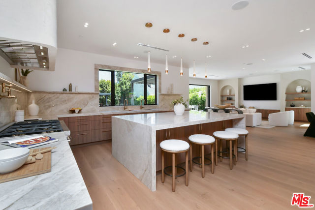 112 S Valley Street, Toluca Lake CA: https://media.crmls.org/mediaz/e431a973-208f-4d10-8f88-23c76343e616.jpg