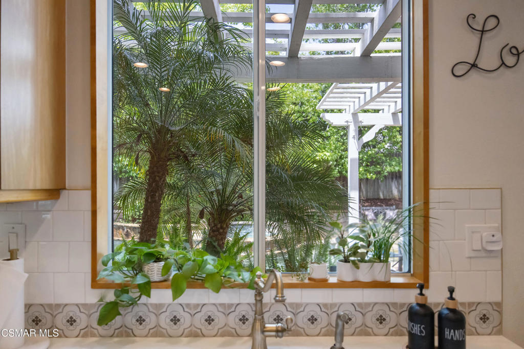 https://media.crmls.org/mediaz/e432cff0-8718-4a4e-8405-b84235d6ad3c.jpg?preset=X-Large