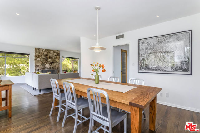 8631 Allenwood Road, Los Angeles CA: https://media.crmls.org/mediaz/e432d689-f4c6-4131-8f2f-c533cfc01ff6.jpg