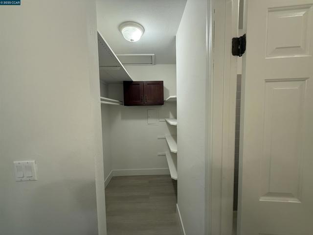 2564 Walnut Blvd, Walnut Creek CA: https://media.crmls.org/mediaz/e432eca3-d206-4857-a749-d126ce0fc38a.jpg