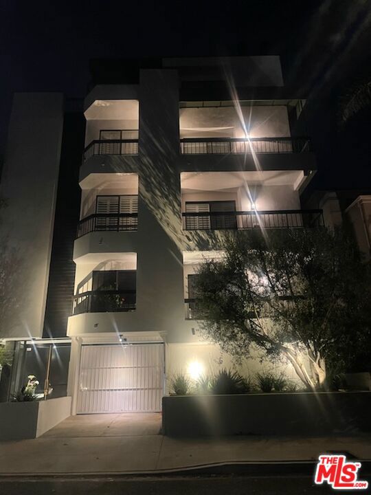 9033 VISTA GRANDE Street, West Hollywood CA: https://media.crmls.org/mediaz/e43312f9-3a6f-4b8c-8c3a-4125af0c0c52.jpg