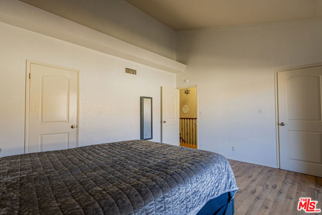 645 Magnolia Boulevard, Burbank CA: https://media.crmls.org/mediaz/e4334f25-92e9-4c04-aef6-f670e83af054.jpg