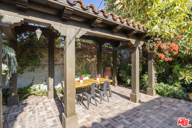 3010 11th Avenue, Los Angeles CA: https://media.crmls.org/mediaz/e43393d8-c1fe-42a8-991d-1a263785a581.jpg