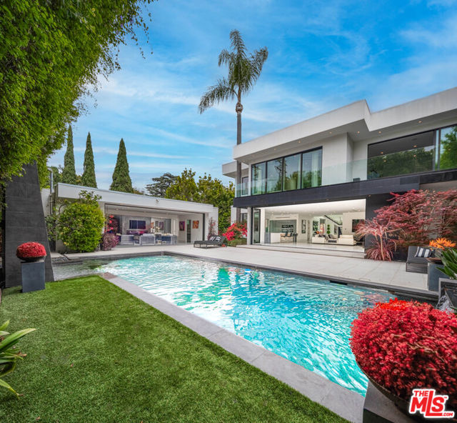 511 N Rexford Drive, Beverly Hills CA: https://media.crmls.org/mediaz/e433b778-0869-4d22-b956-a45fafddf117.jpg