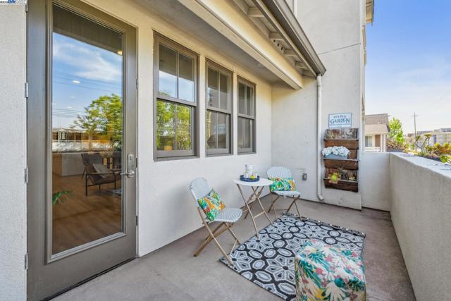 2110 Clement Ave, Alameda CA: https://media.crmls.org/mediaz/e433d802-9ec9-454c-af37-392c9bb2715c.jpg